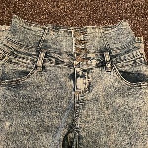 These jeans with four buttons are skinny jeans in a size 3